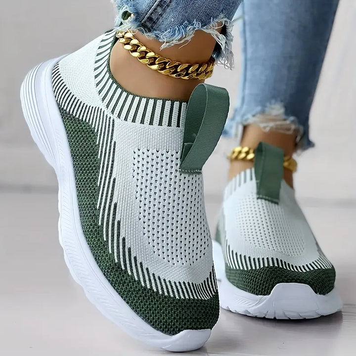 Groene dames sneakers met witte zool, ademend mesh, elastische instap, casual stijl. Perfect voor dagelijks gebruik en sportieve outfits.