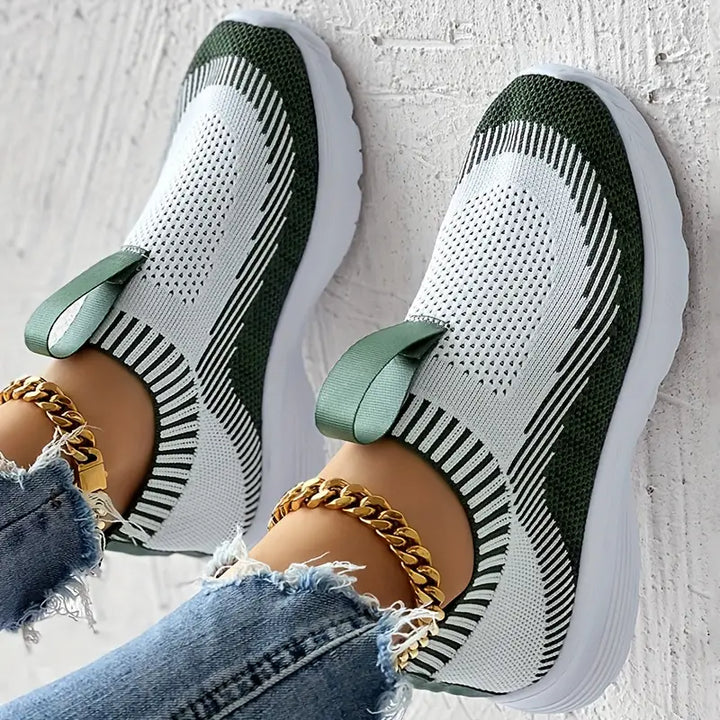 Groene en witte sneakers met elastische band, ademend mesh, en dikke zool. Modieuze sportschoenen voor dames, ideaal voor casual en sportief gebruik.