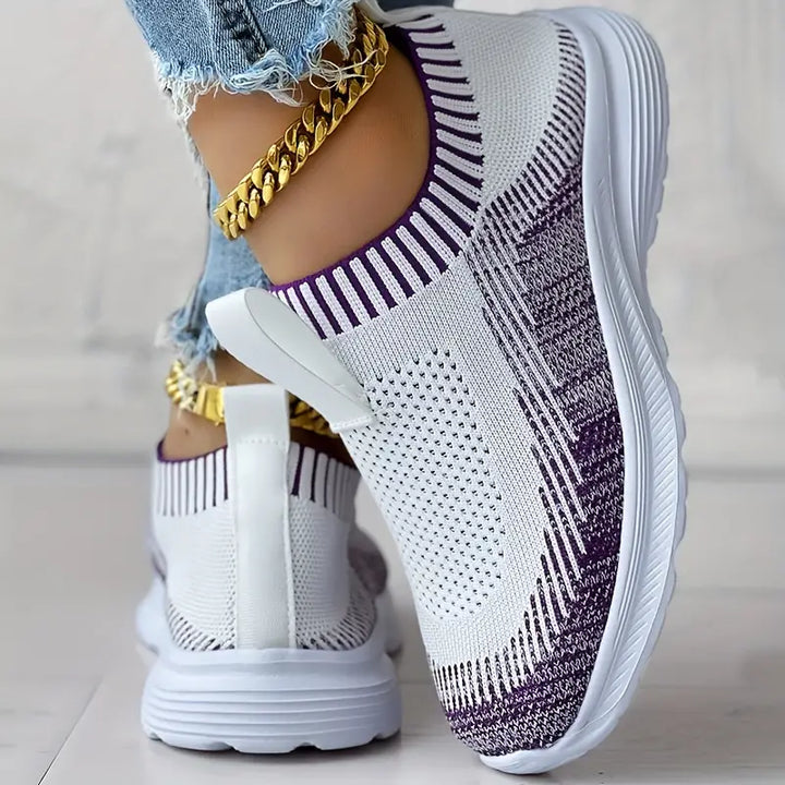 Stijlvolle witte en paarse sneakers met gebreid patroon, comfortabele dikke zool en gouden enkelband. Perfect voor casual en sportieve outfits.