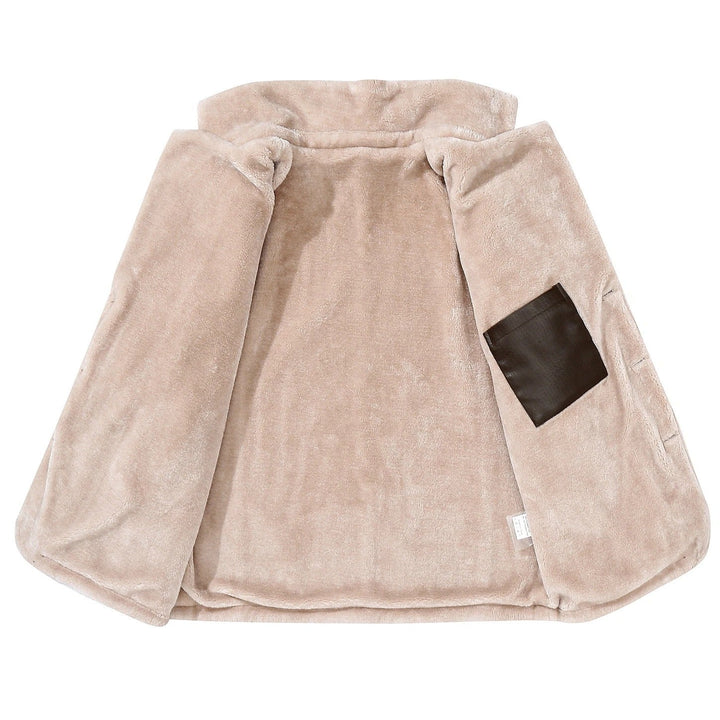 Beige fleece jas met open voorkant, zachte textuur en zwarte binnenzak. Perfect voor wintermode, comfortabele en warme kledingstijl.