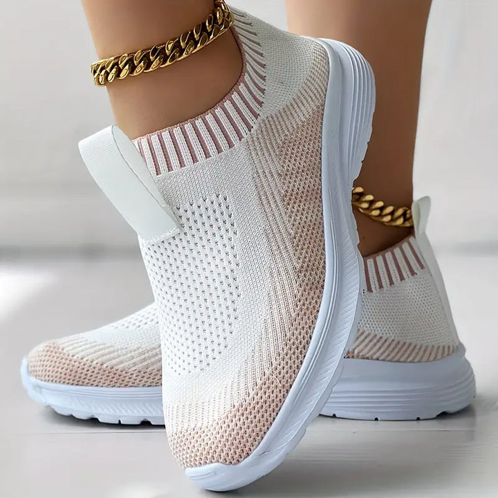 Witte en roze gebreide sneakers met dikke zool en gouden enkelband. Modieuze dames sportschoenen, ademend en comfortabel voor dagelijks gebruik.