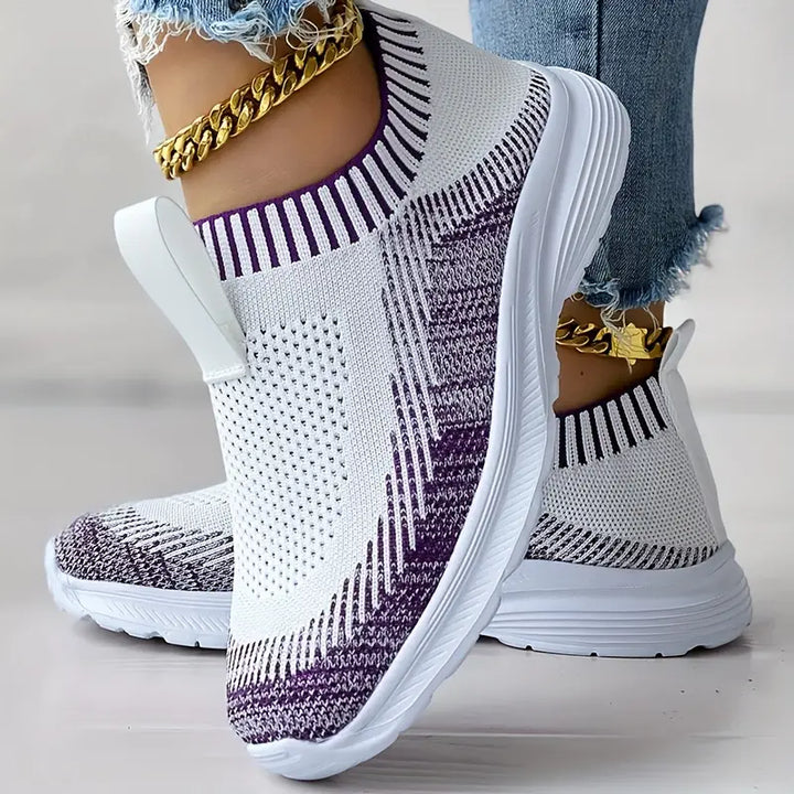 Witte en paarse gebreide sneakers voor dames, comfortabele slip-on sportschoenen met ademend mesh, ideaal voor casual en sportieve outfits.